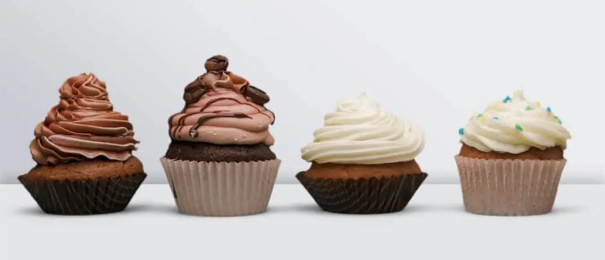 Verschiedene Cupcakes in Reihe aufgestellt
