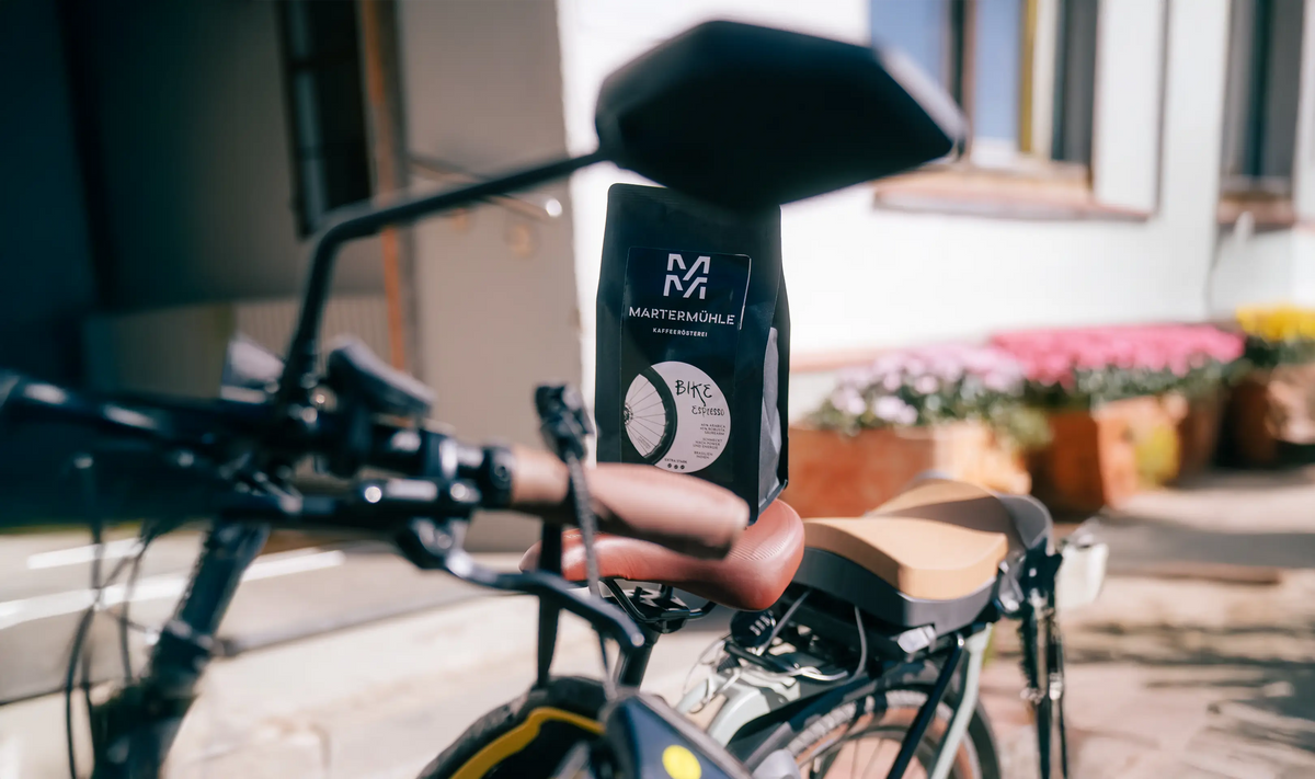 Bike Espresso Packung auf einem Fahrradsitz.
