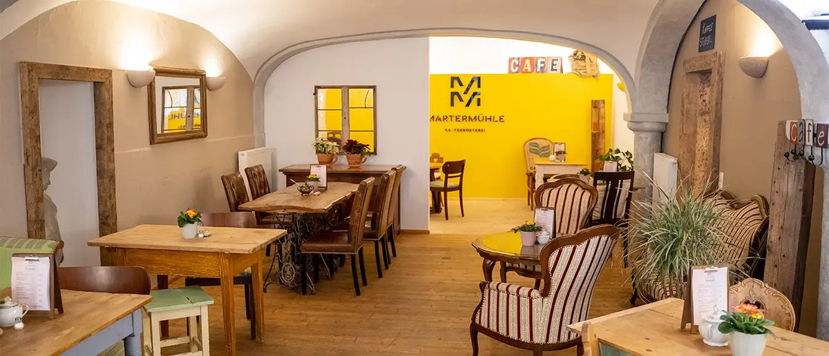 Die Innenansicht des Café's der Kaffeerösterei Martermühle in Aßling