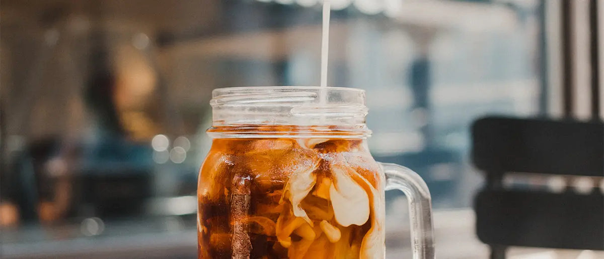 Nahaufnahme der Zubereitung eines Cold Brew Kaffees der Kaffeerösterei Martermühle