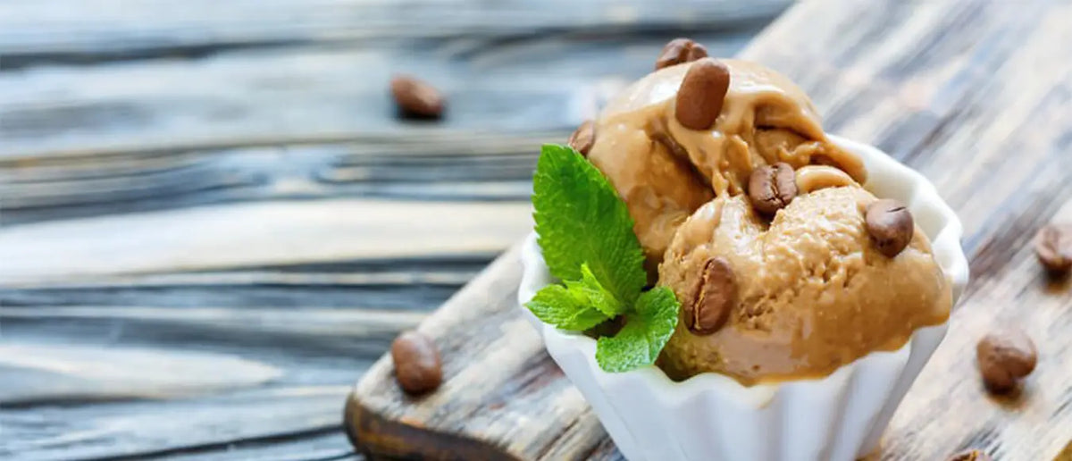 Kaffee-Eis in einer weißen Cupcake Schale aus Porzellan