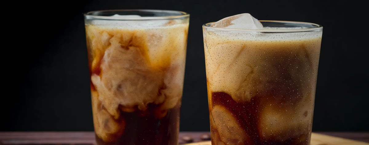 Detailaufnahme von zwei Eiskaffee der Kaffeerösterei Martermühle