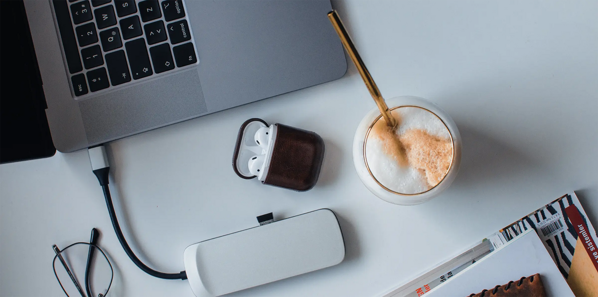 Top View eines Arbeitsplatzes mit Büroausstattung und einem Latte Macchiatto der Kaffeerösterei Martermühle