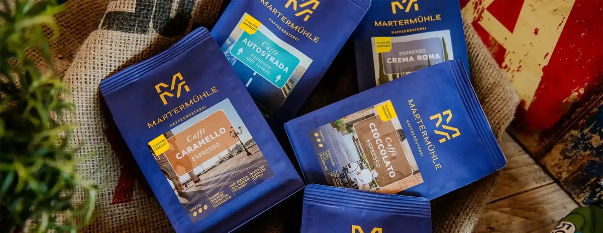 Top View zahlreicher Espresso Verpackungen der Kaffeerösterei Martermühle auf Kaffeesäcken