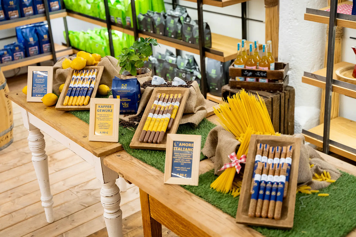 Eine Reihe von Kaffeegewürzen auf einem Tisch in der Kaffeerösterei Martermühle