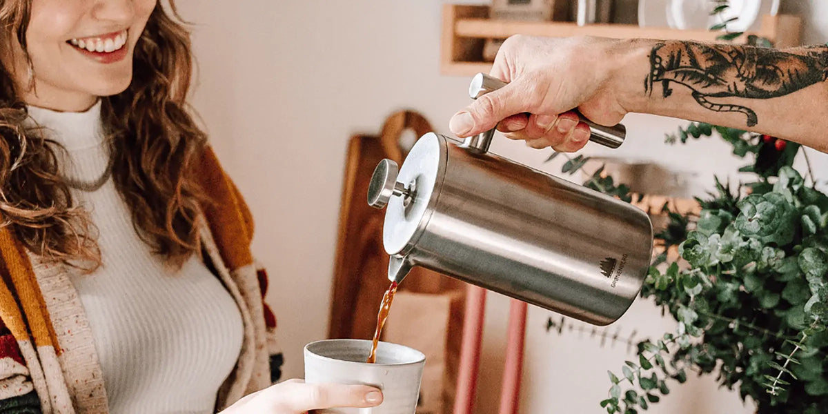 Kaffee der Kaffeerösterei Martermühle wird aus einer Stempelkanne ausgeschenkt
