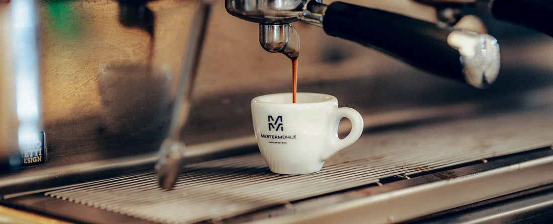 Eine Espressotasse der Kaffeerösterei Martermühle auf unter einem Siebträger