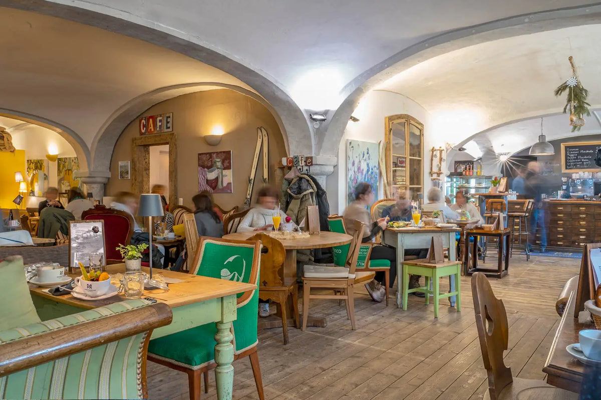 Die Innenansicht des Cafés der Kaffeerösterei Martermühle in Aßling