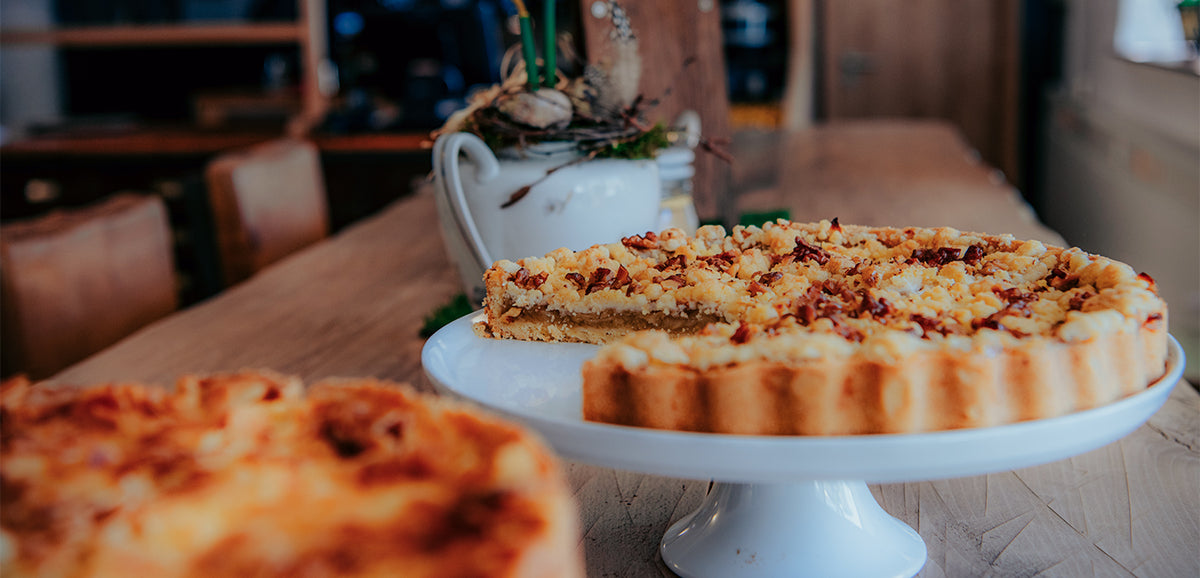 Streuselkuchen auf einem Holztisch im Café der Martermühle