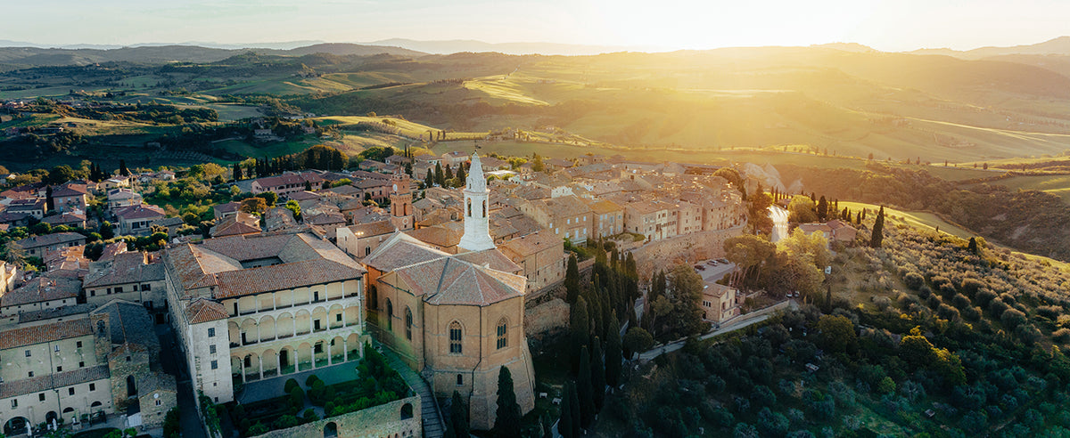 Mediterrane Landschaft mit warmen Sonnenstrahlen beim Sonnenuntergang.
