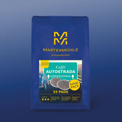 Kaffeepads Espresso Autostrada Packung vor blauem Hintergrund.