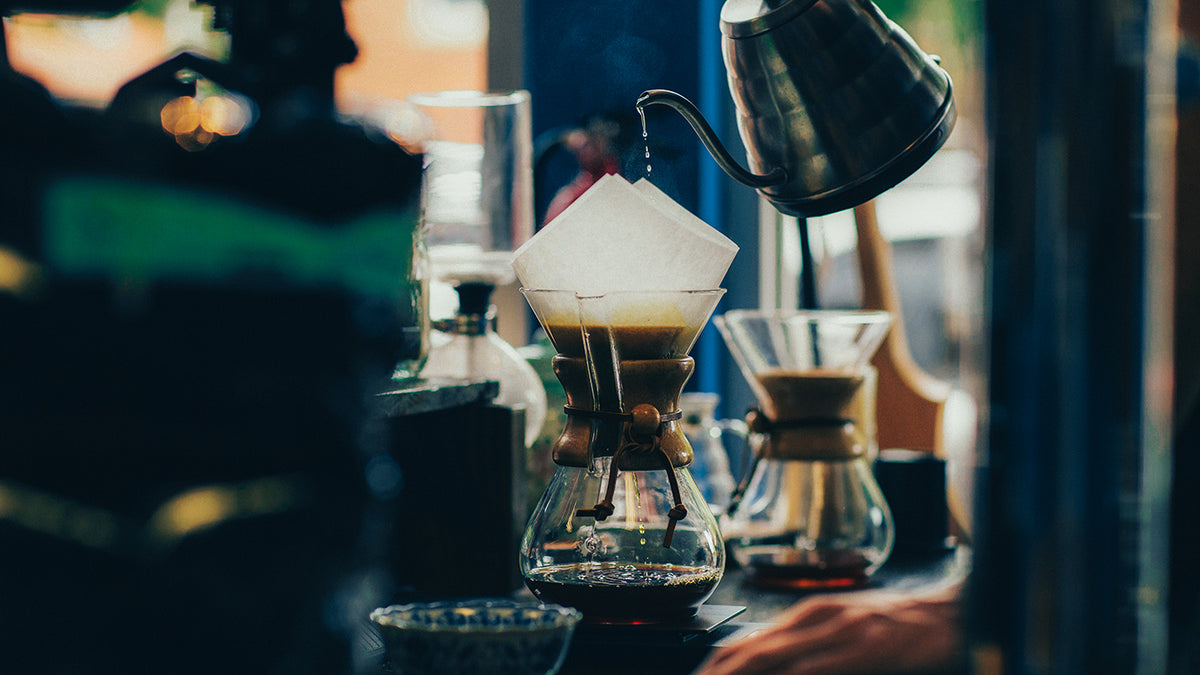 Heißes Wasser, das in eine Chemex gegossen wird.