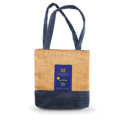 Handgenähte Tasche aus einem Kaffeesack mit einer Packung Espresso Superiore auf der Front.
